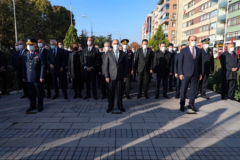 gazi mustafa kemal ataturk u aramizdan ayrilisinin 82 yilinda saygiyla andik