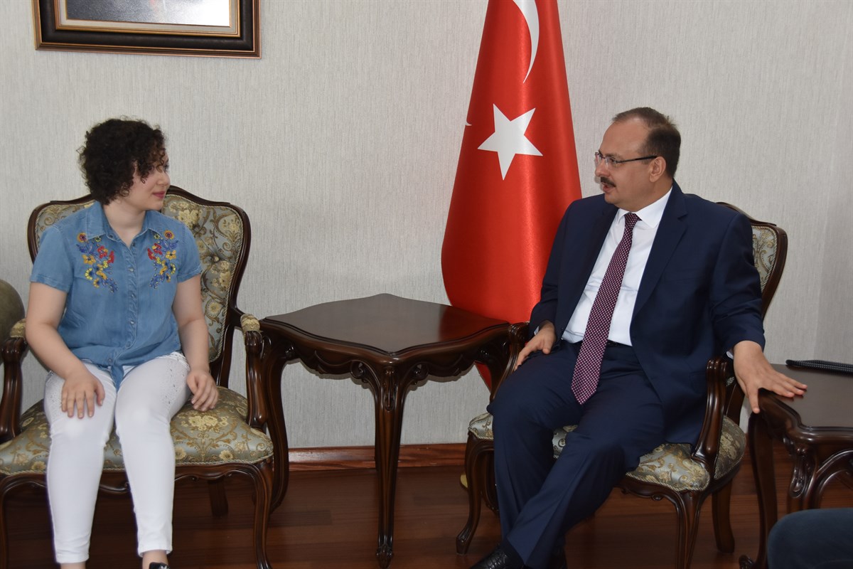 lys de turkiye birincisi olan fulya akkaya sayin valimizi ziyaret etti